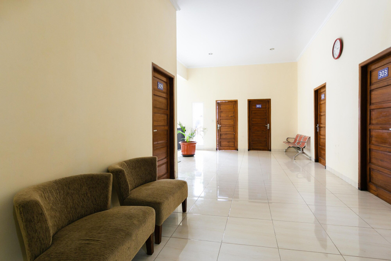 Others 4, RedDoorz Syariah near Purwosari Train Station (permanently closed), Solo