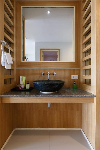 Bathroom 12