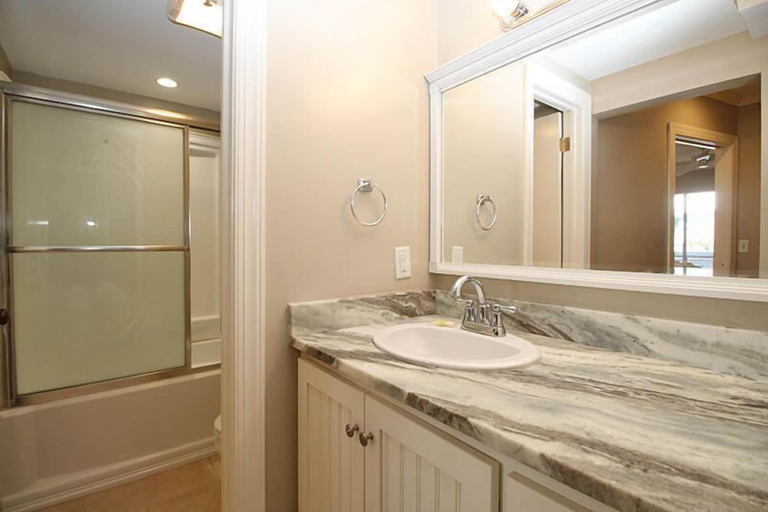 Bathroom, 505 Sunsuite, Beaufort
