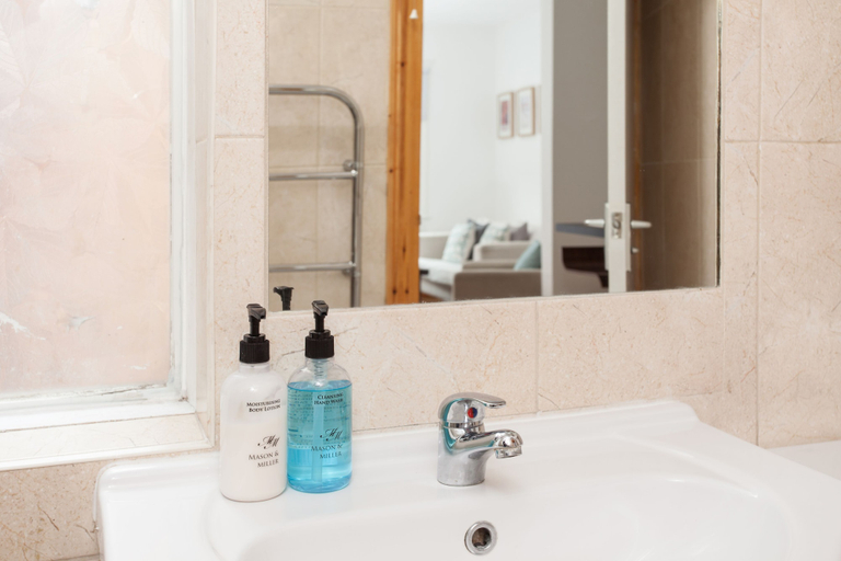Bathroom 3, Basic Apartment for Two Amazing Location, London
