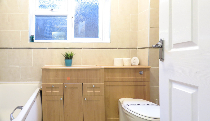 Bathroom 2, Tudors eSuites Four Bedroom House, Birmingham