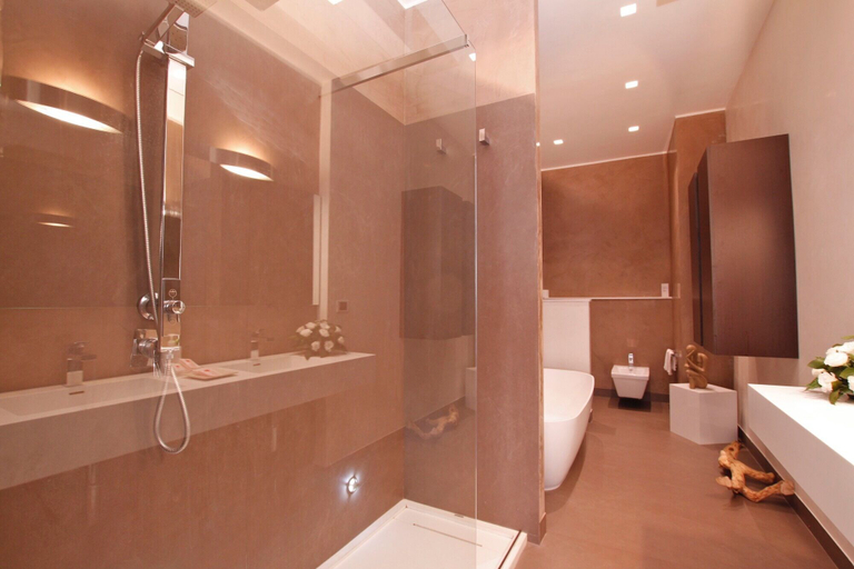 Bathroom 5, River View, Rome