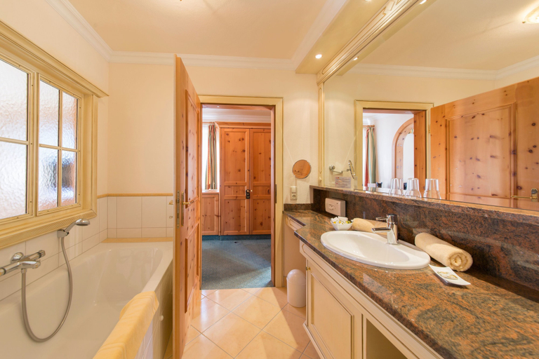 Bathroom 4, Waidringer Hof - 1. Tiroler Glückshotel, Kitzbühel