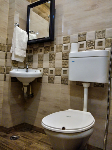 Bathroom 4, Palace on steps, Chandauli