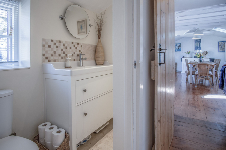 Bathroom 3, Flygate - 2 Bedroom Cottage - Lawrenny, Pembrokeshire
