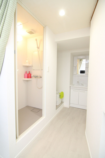 Bathroom 2, Triangle 1, Beppu