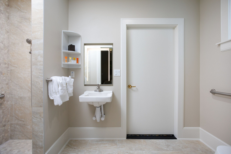 Bathroom 4, Shangri-La Springs, Lee
