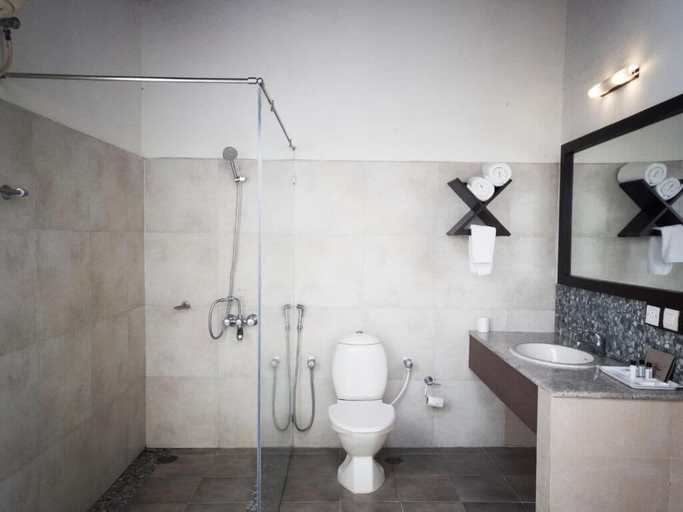 Bathroom, Kadkani Riverside Resort, Kodagu