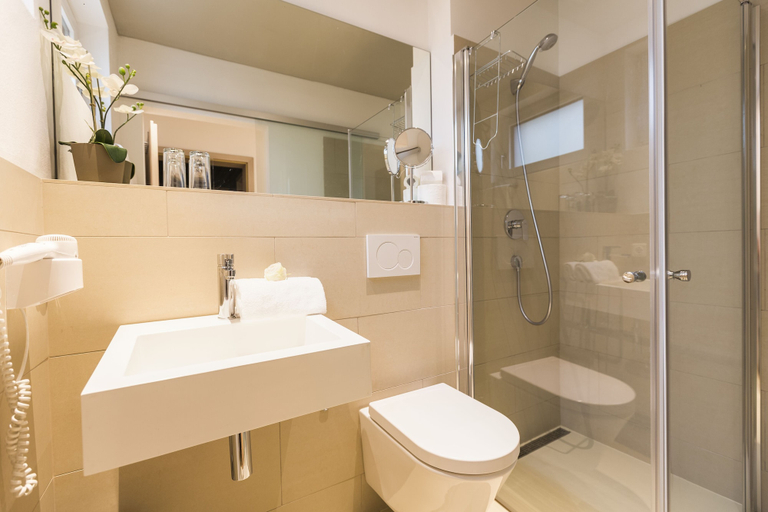 Bathroom 4, Room 4 & 5 Apartments, Salzburg