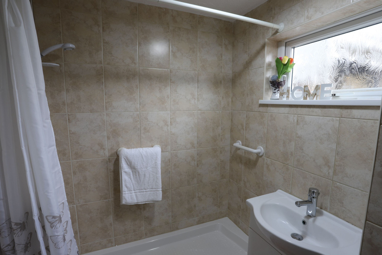Bathroom 2, Birmingham Postbox Premier Home Stay, Birmingham