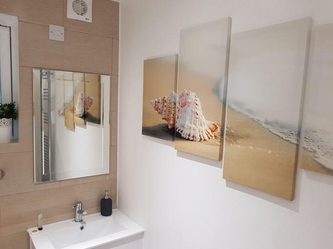 Bathroom 3, First St Johns Hill Apartment 3, Edinburgh