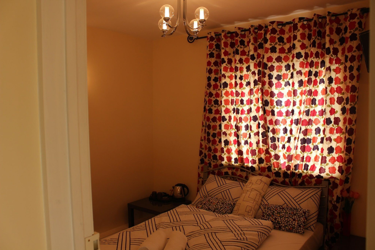 Others 5, Avenue Inn, London