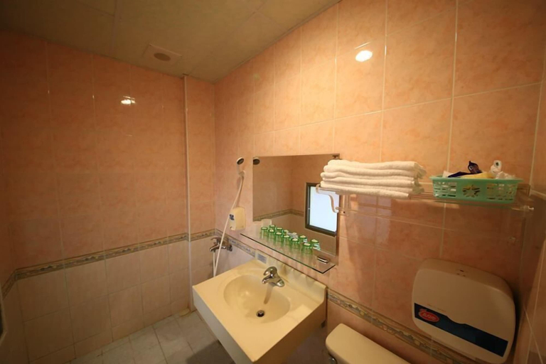 Bathroom 3, Golden Coast 36 - Sea View B&B, Pingtung