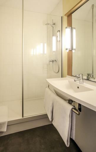 Bathroom 3, Ibis Chalons En Champagne, Marne