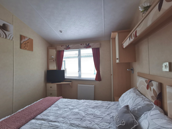 Bedroom 2, Sea and Mountain View Sunbeach Holiday Snowdonia, Gwynedd