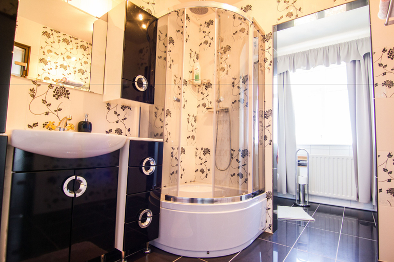 Bathroom 5, Kiljan Apartments, Blönduós