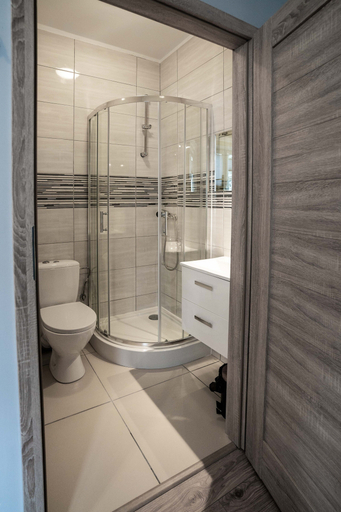Bathroom 5, Good Night, Warsaw