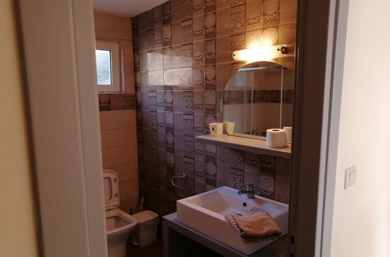 Bathroom 5, Eugenia Studios, Ionian Islands