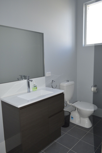 Bathroom 3, The Parade Hotel, Bunbury