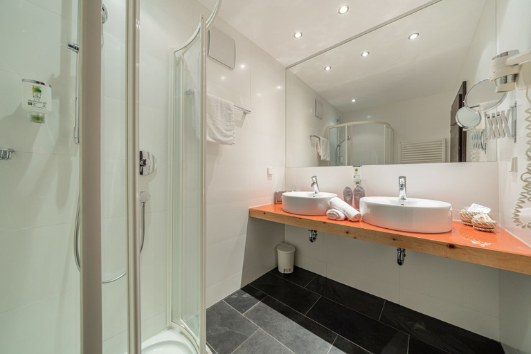 Bathroom 5, Hotel Naudererhof, Landeck