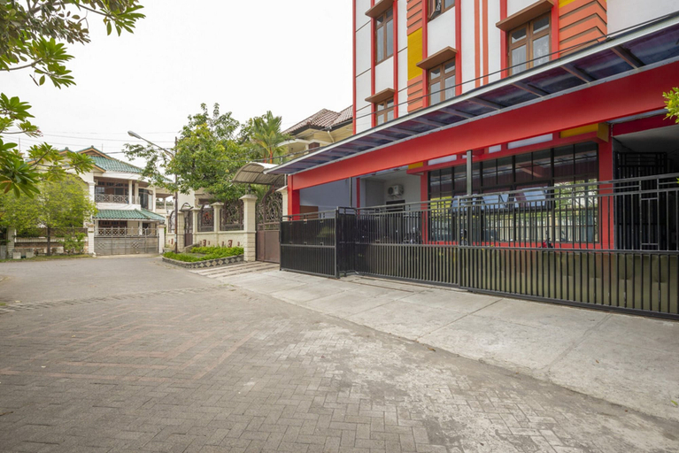 Exterior & Views 2, RedDoorz @ Jemursari Surabaya 2, Surabaya