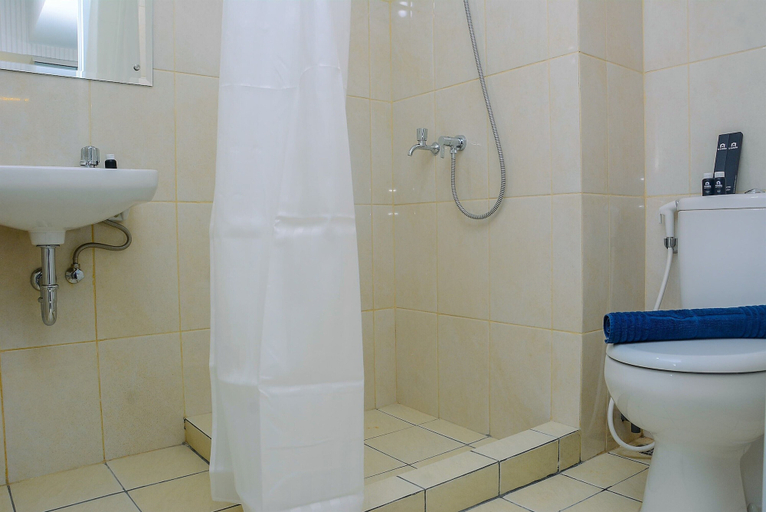 Bathroom 3, Best Studio with Pool View Springlake Summarecon Apartment, Bekasi
