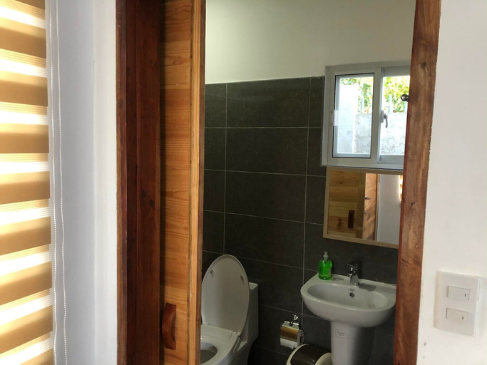 Bathroom 3, Tequila Cove, Panglao
