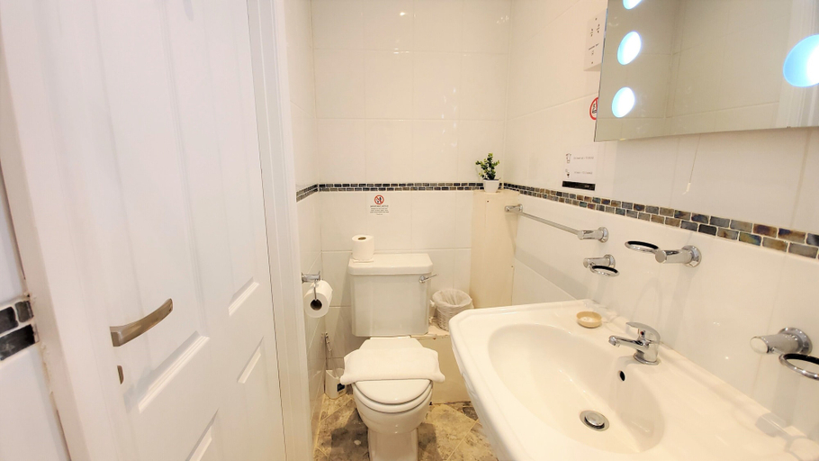 Bathroom 4, Sleeplicity London Heathrow, London