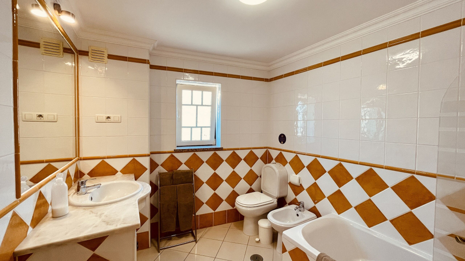 Bathroom 4, Bicos R CIP, Albufeira