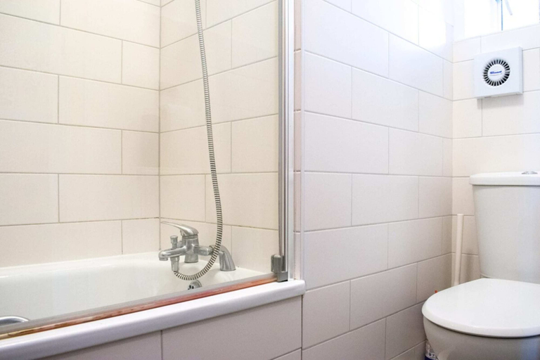 Bathroom 2, Beautifully Decorated Contemporary 2 Bedroom Flat, London
