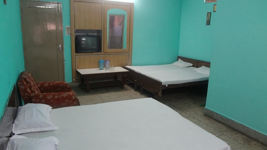 Bedroom 4, Hotel Golden, Hardwar