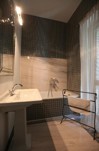 Bathroom 3, Apartmenthaus Saxonia, Sächsische Schweiz-Osterzgebirge