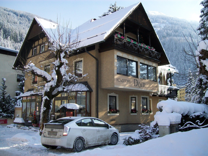Exterior & Views
