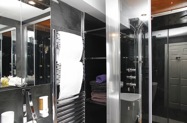 Bathroom 3, Holiday Lets London 1, London