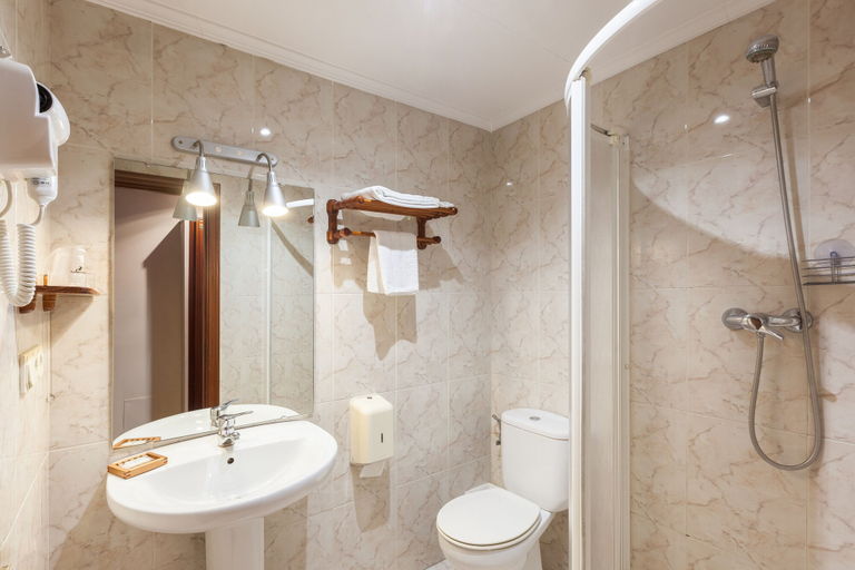 Bathroom 4, Zumaia Hotela, Guipúzcoa