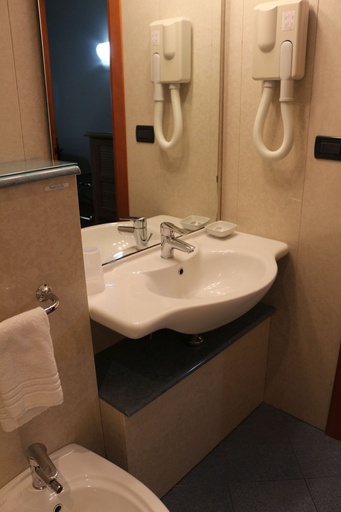 Bathroom 3, Hotel Garibaldi, Vercelli