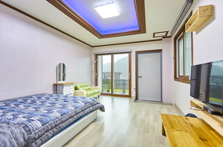 Bedroom 2, Wuyeon and Inyeon Pension, Namhae