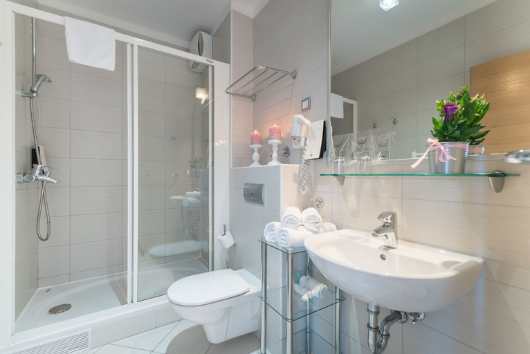Bathroom 4, Hotel Maritimo, Makarska