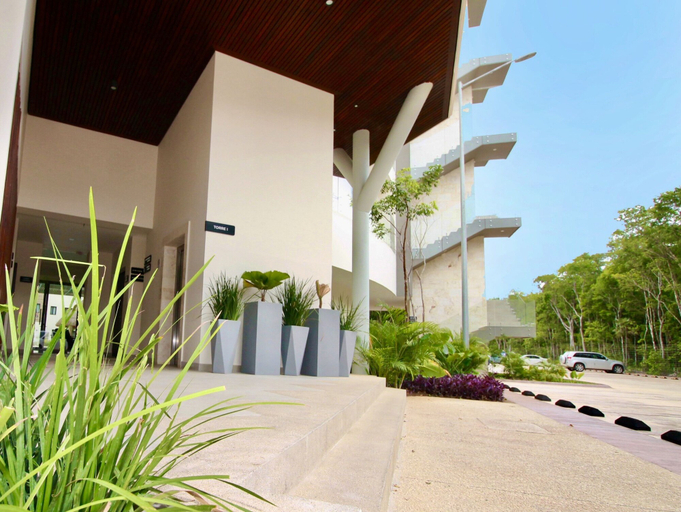 Exterior & Views