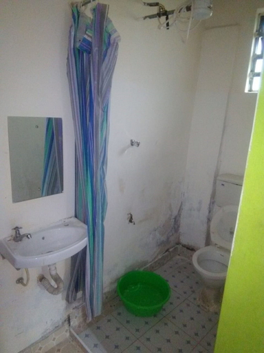 Bathroom, Eddys Resort, Ugunja