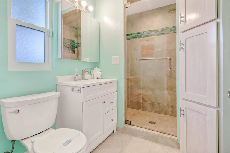 Bathroom 3, 16316 Tortuga, Lee