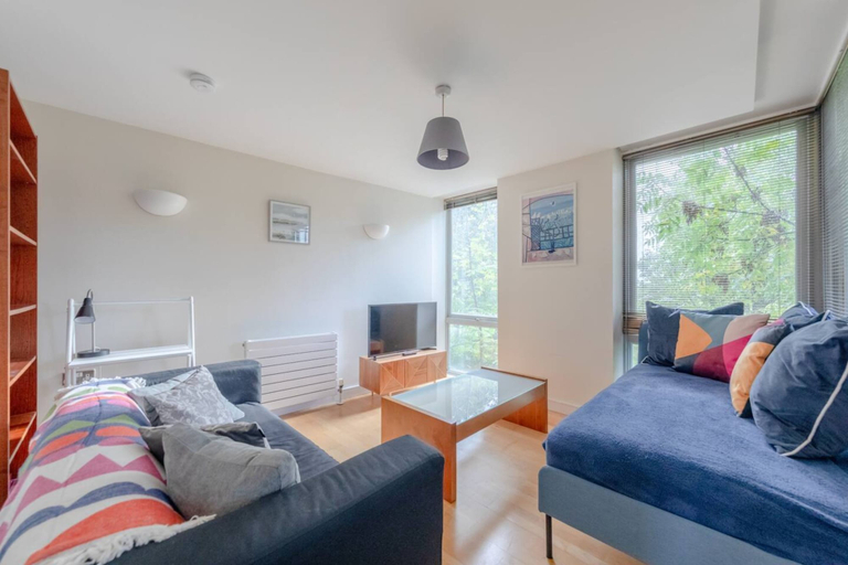 Others 4, Spacious 2 Bedroom Apartment Near White City, London