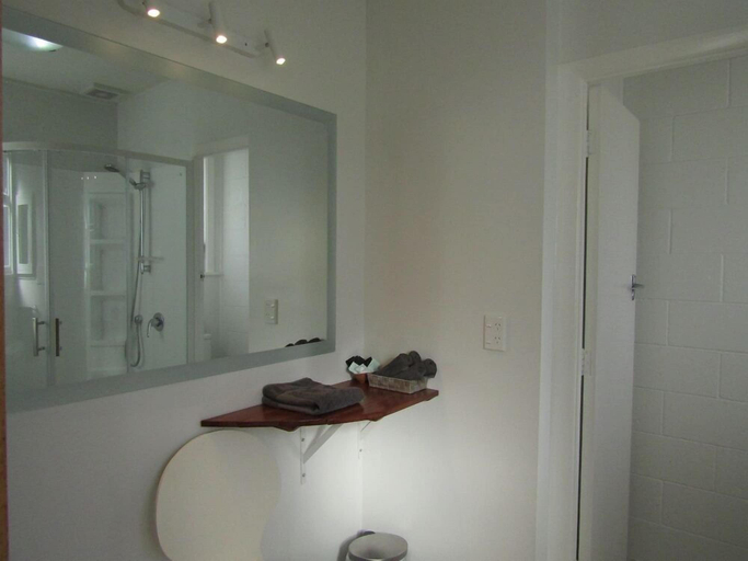 Bathroom 4, Beachside Sunnyvale Motel, Marlborough