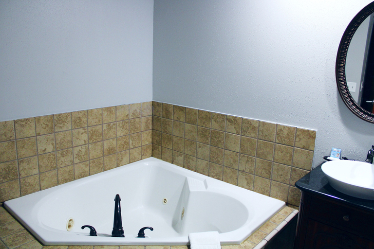 Bathroom 5, Greenstay Hotel & Suites, Phelps