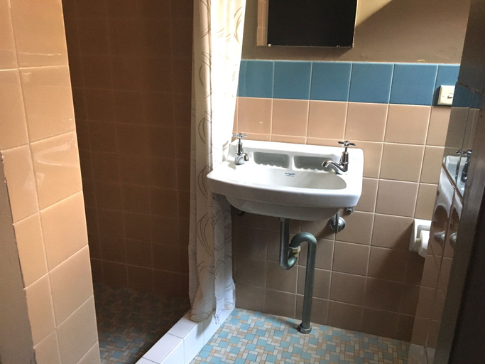 Bathroom 3, Swansea Hotel, Lake Macquarie  - North