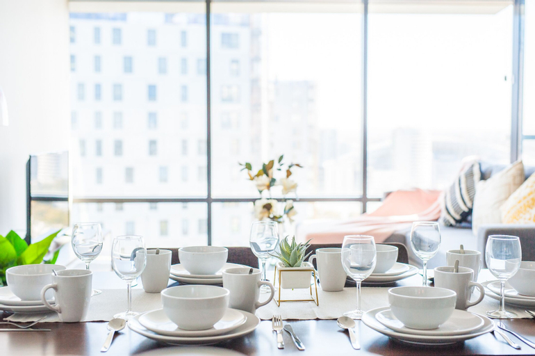 Food & Drinks 4, Luxury 2bed2bath APT @opaltower +view, Auburn