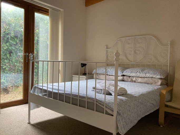 Bedroom 5, 1-bedroom Ground Floor Near Rugby School, Warwickshire