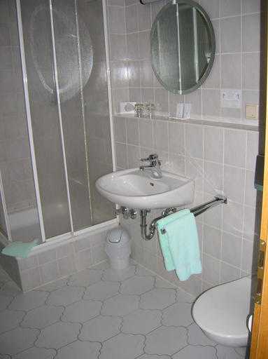 Bathroom 5, Hotel Stadt Köthen, Anhalt-Bitterfeld