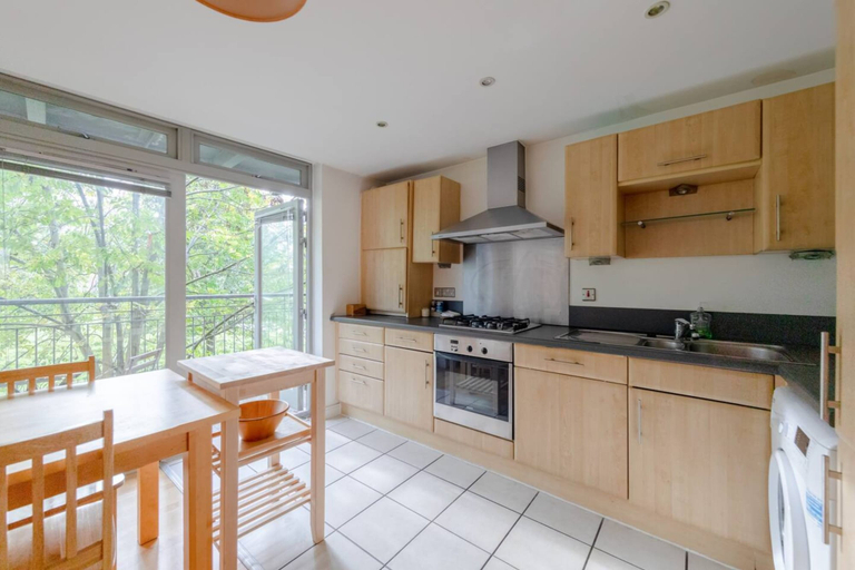 Others 3, Spacious 2 Bedroom Apartment Near White City, London