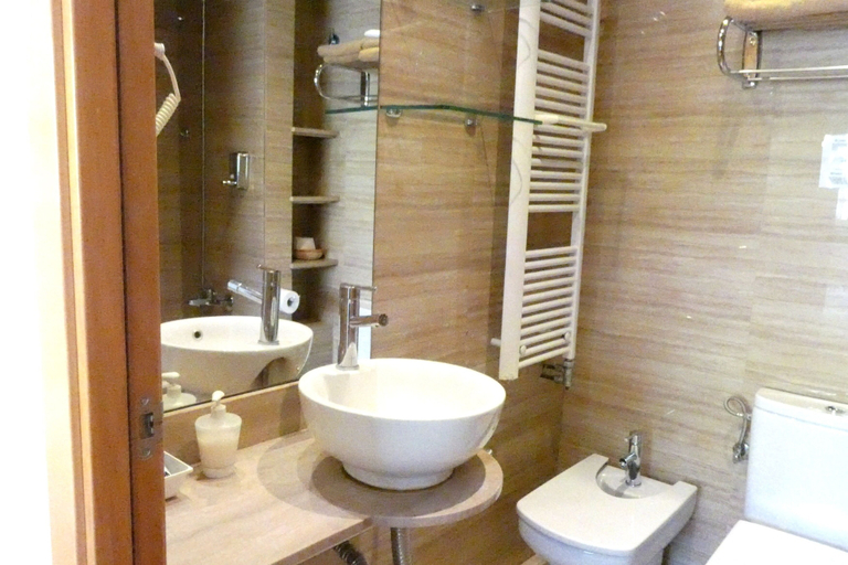 Bathroom 5, Hostal House, Barcelona